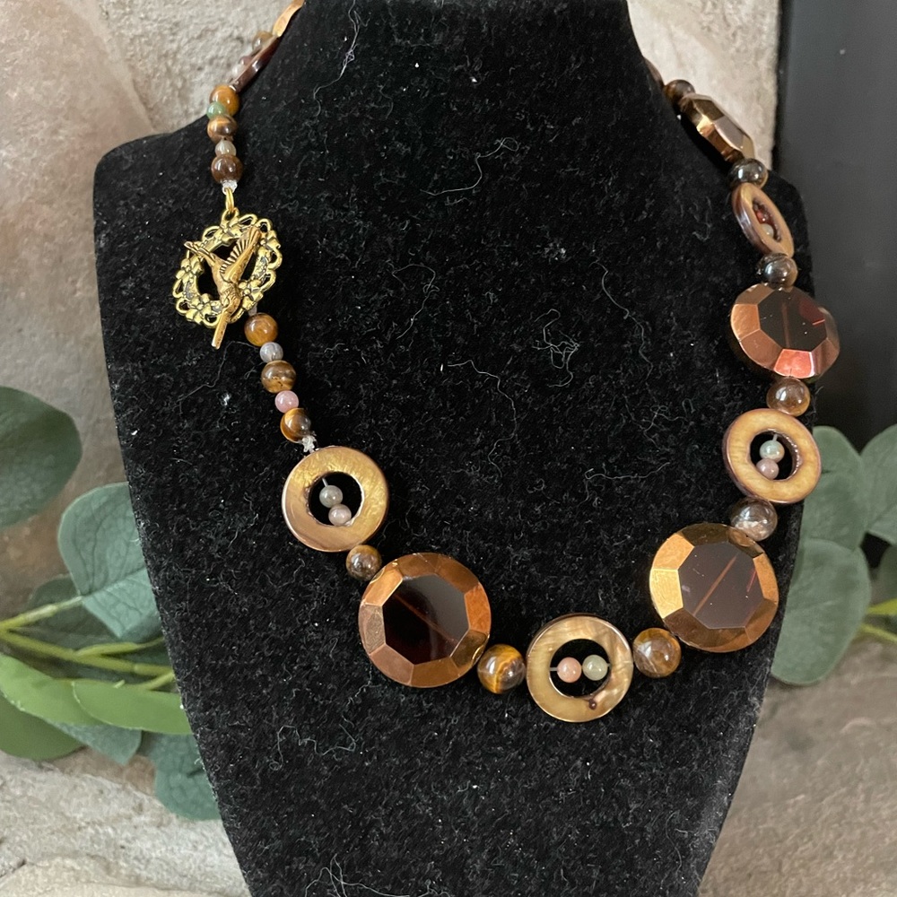 Handmade hummingbird clasp necklace - Picture 3 of 5